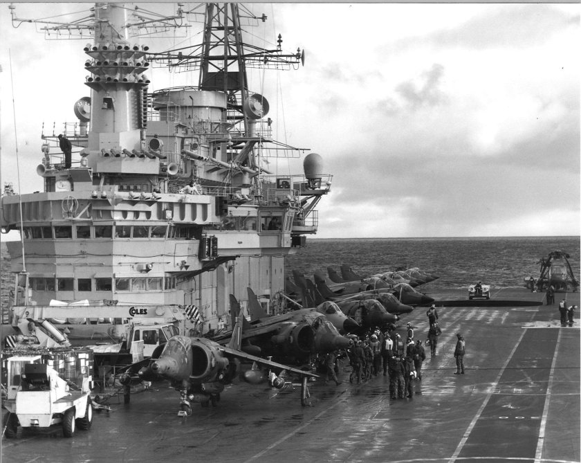Авианосец HMS Hermes