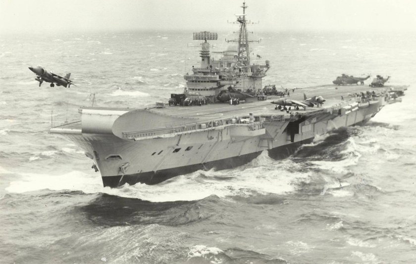Авианосец HMS Hermes