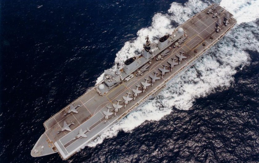 Авианосец HMS illustrious