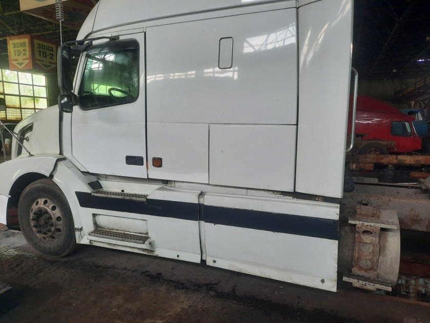 Вольво vnl 2003г тягач