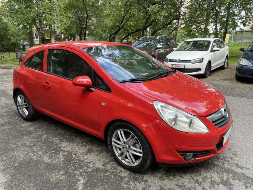 Опель Корса красная 3 двери