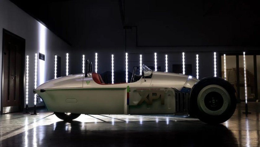 Трёхколёсный спортивный автомобиль