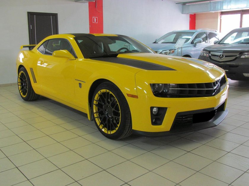 Шевроле Камаро 2011 года желтая