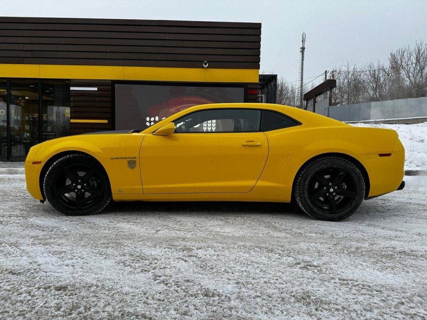 Желтая шевроле камаро