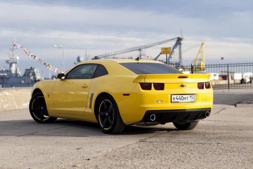 Шевроле Камаро желтая