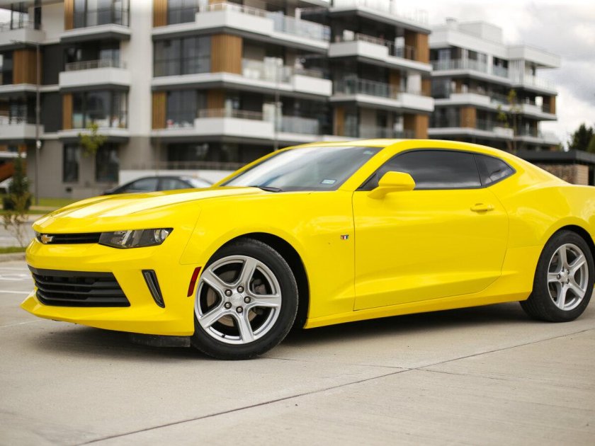 Шевроле Камаро 2016 желтая