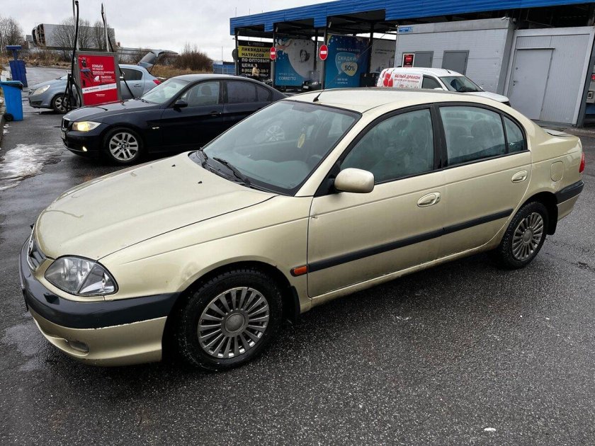 Toyota avensis 2000
