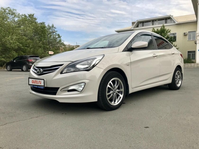 Hyundai Solaris бежевый