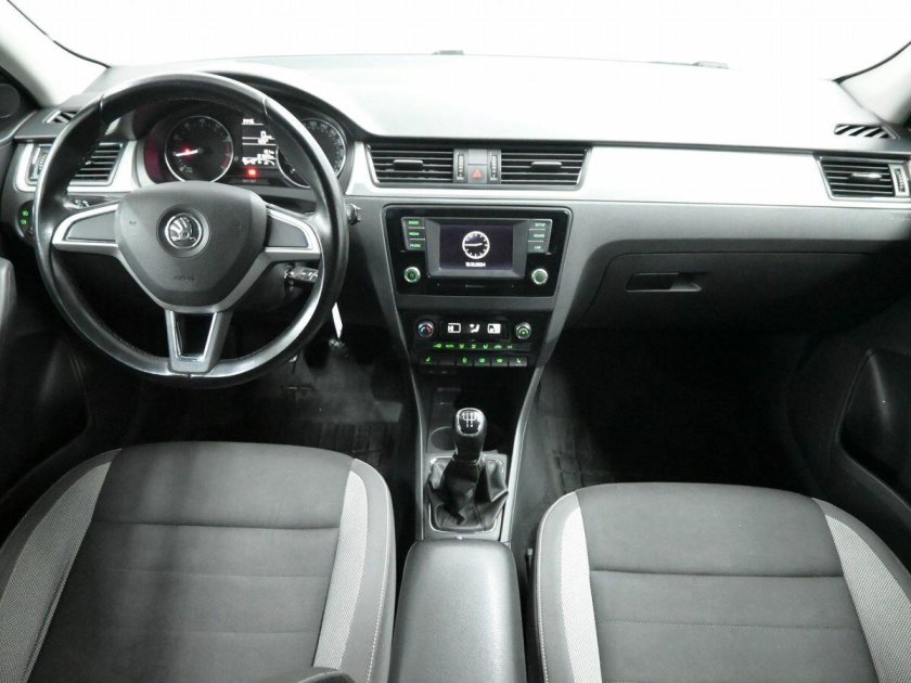 Шкода рапид 1.6 110 л.с салон