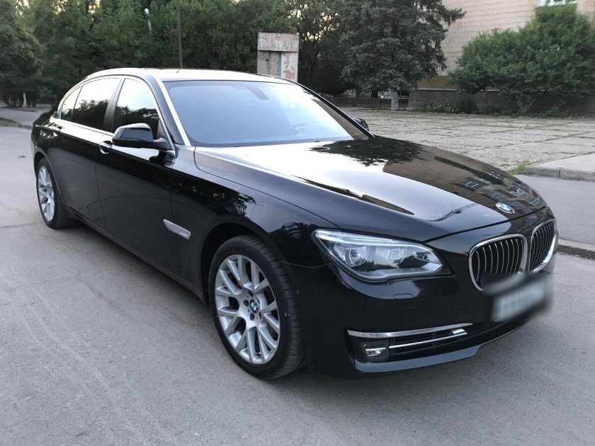 Черная БМВ 740li