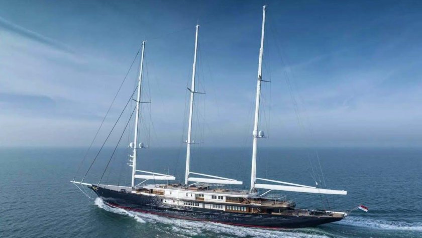 Яхта Безоса