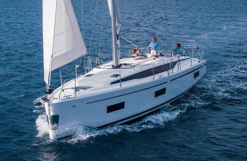 Яхта Bavaria 42