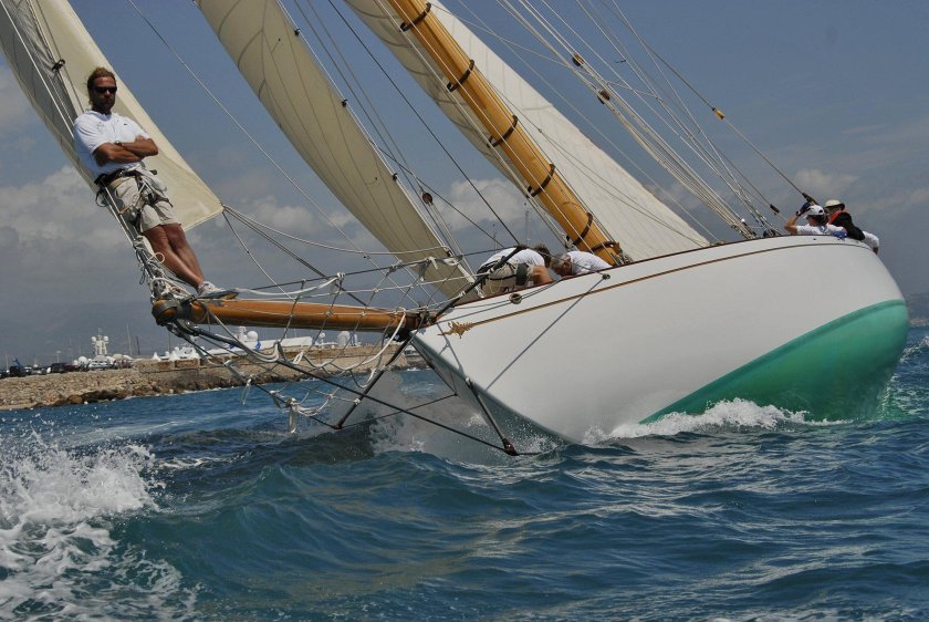 Парусная яхта швертбот