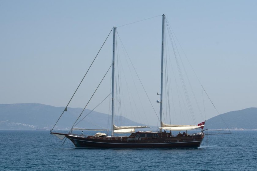 Яхта Амазон парусная