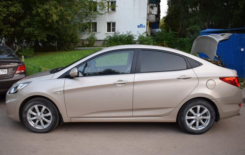 Машина Хендай Солярис бежевая