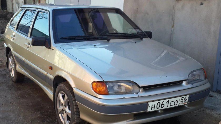 Серебристо бежевый ВАЗ 2114 2006 года