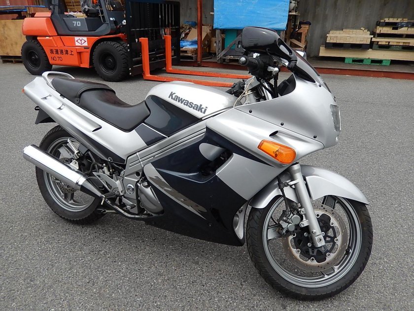 Кавасаки 2000 кубов