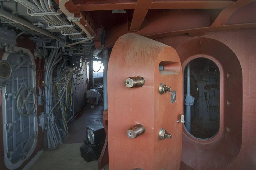 Корабельная дверь