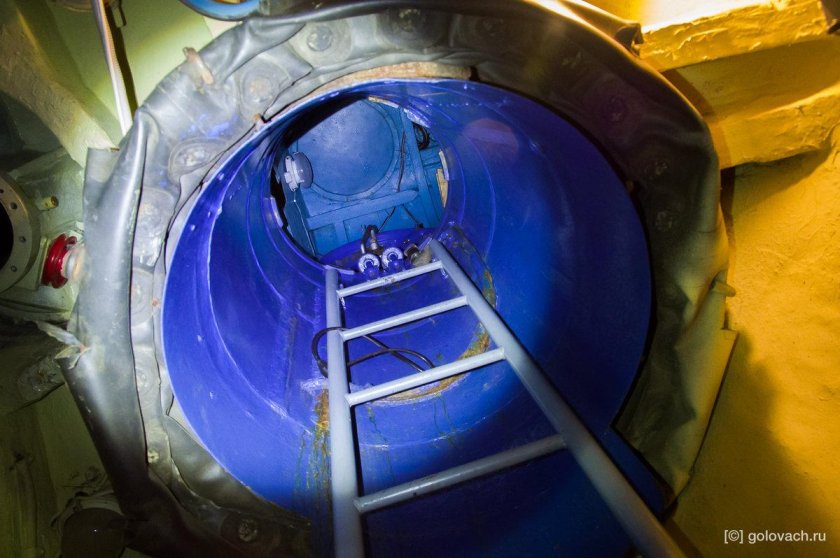 Внутри рубки подводной лодки