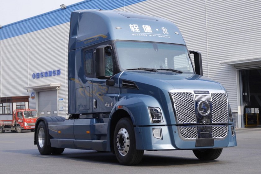 Капотный китайский тягач