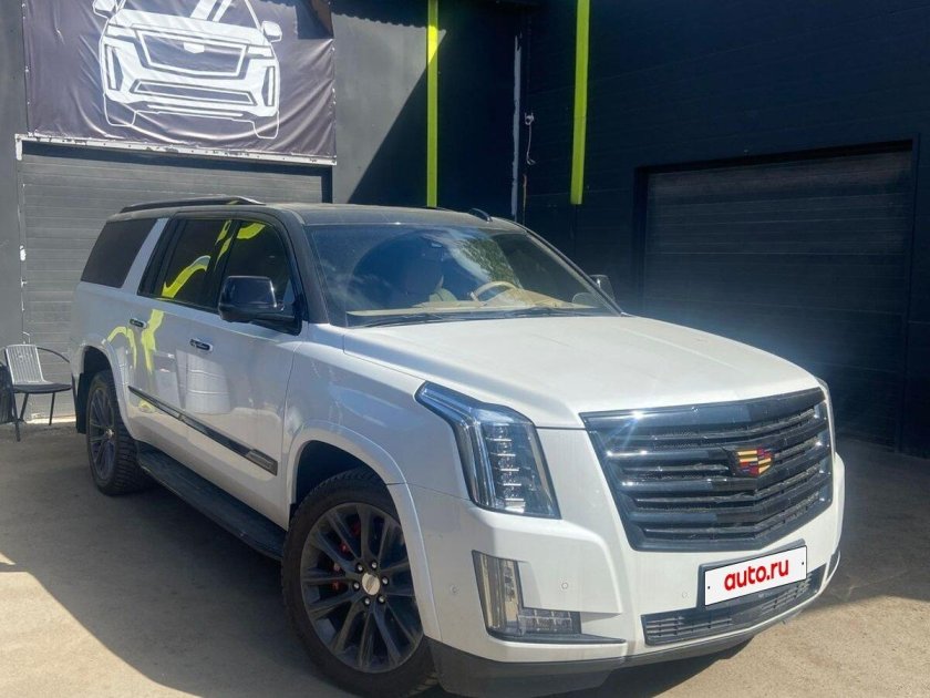 Белый кадиллак эскалейд