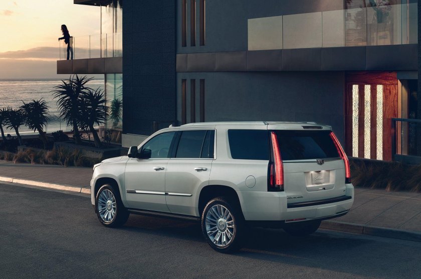 Кадиллак Эскалейд 2022 вид сзади