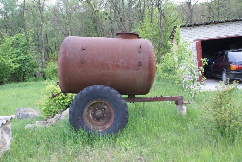 Прицепная бочка одноосная под ЖКУ.2м3