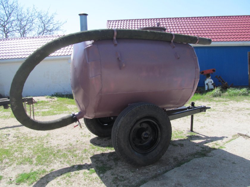 Прицепная бочка одноосная под ЖКУ.2м3