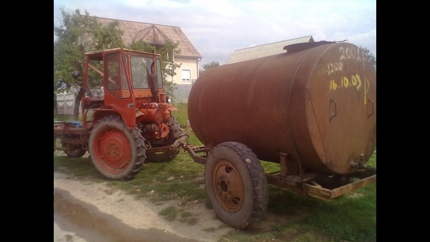Трактор т-25 с бочкой