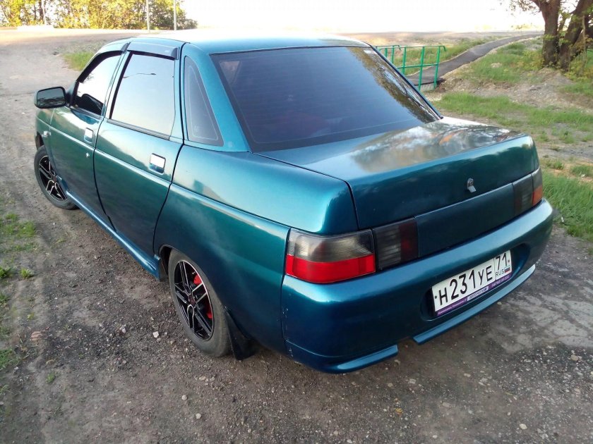 Lada 2110 сине-зеленый металлик