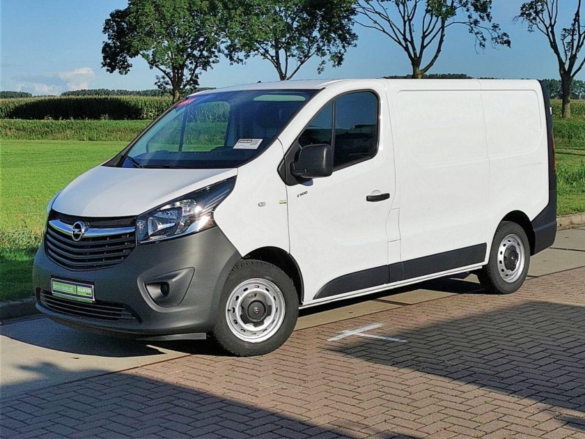 Opel Vivaro белый