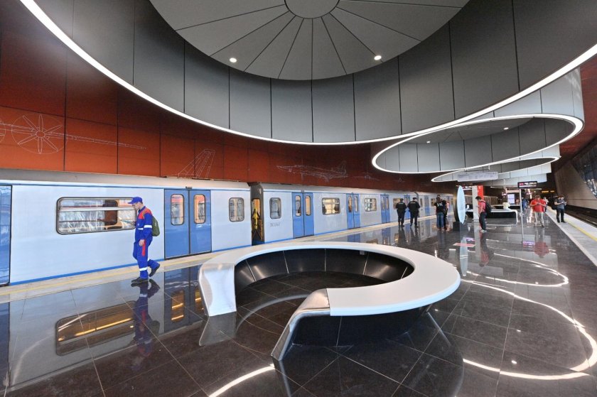 Ту-144 на станции метро «Пыхтино»