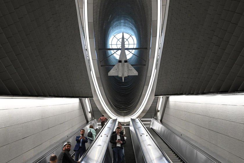 Ту-144 на станции метро «Пыхтино»