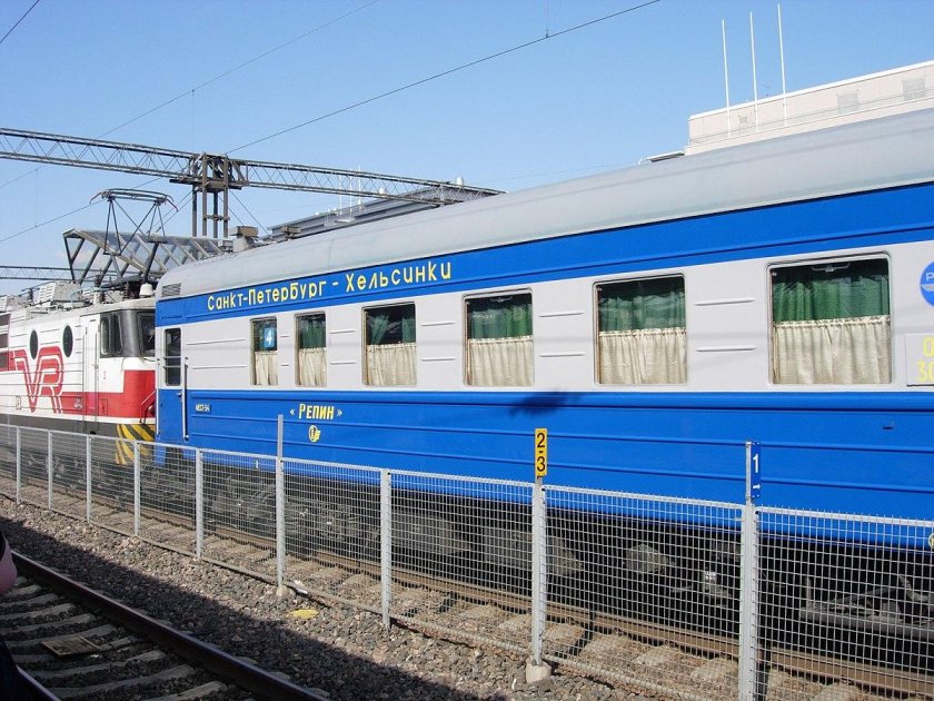 Фирменный поезд Репин