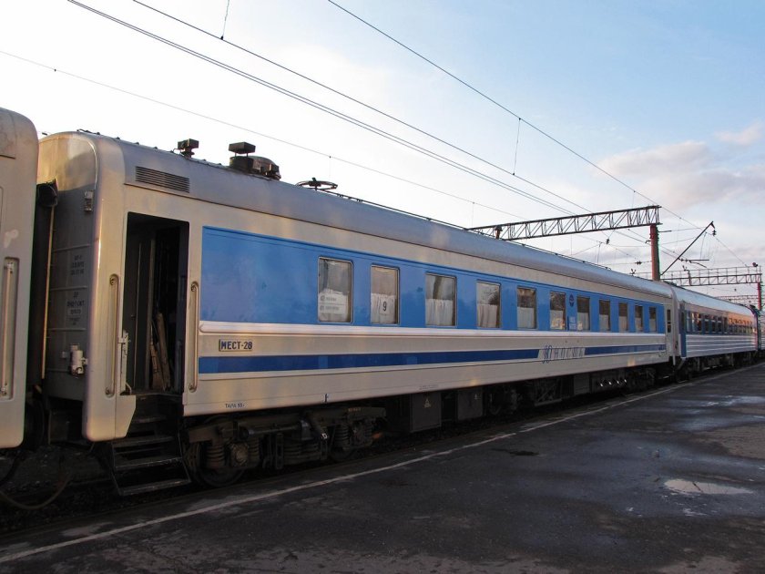 Фирменный поезд Юность 667ж