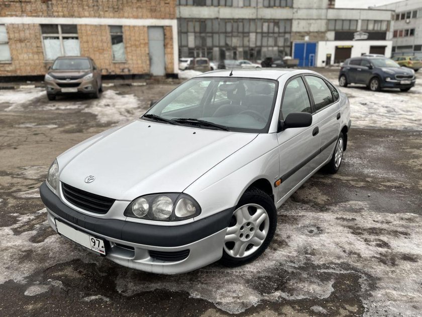Тойота Авенсис лифтбек 1998