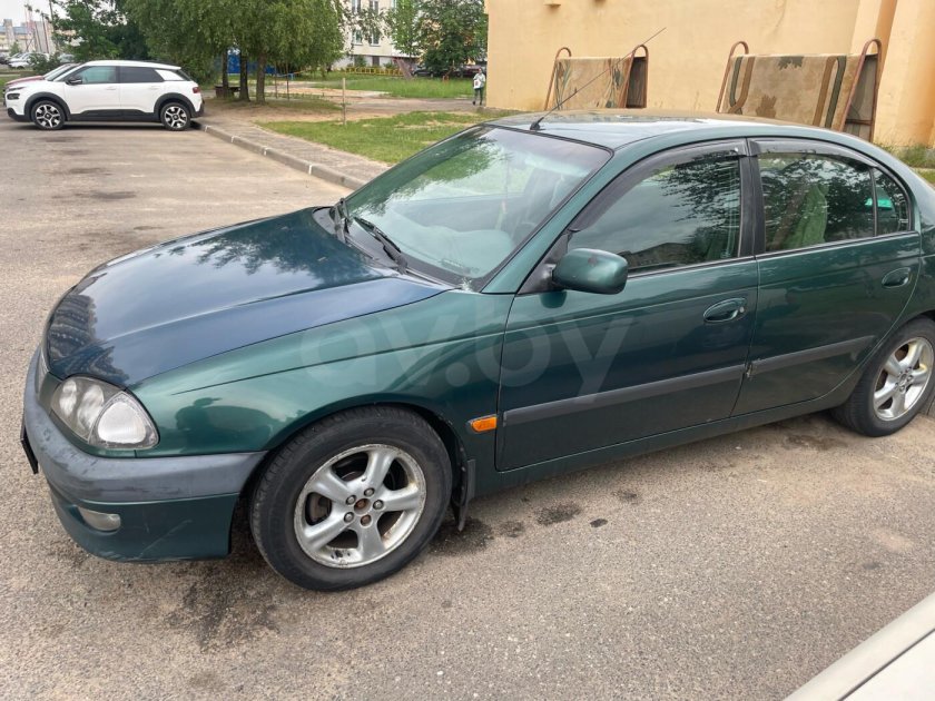 Тойота Авенсис 1998 года