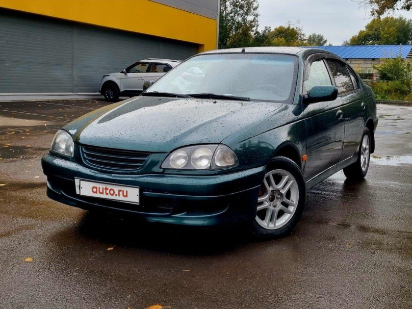 Тойота 1998 Авенсис цвет золотистый