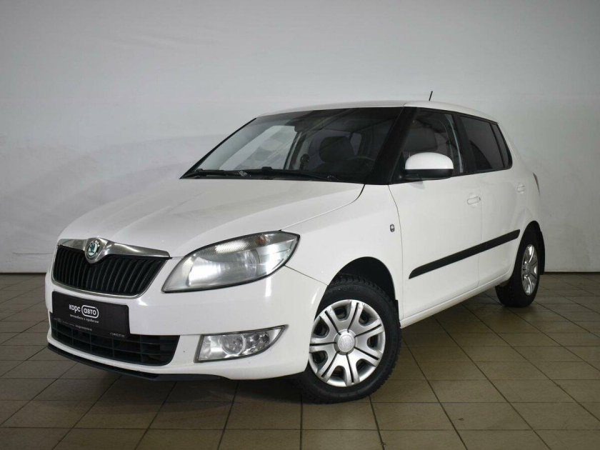 Шкода Фабия белая 2011