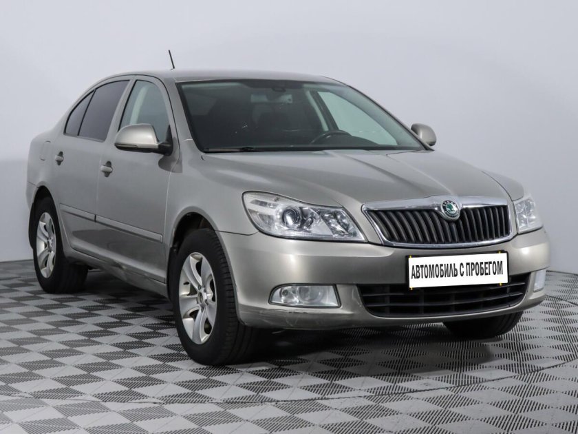 Шкода Октавия серая