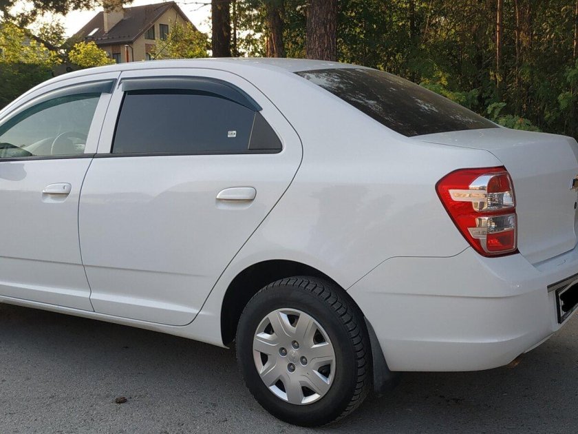 Белый chevrolet cobalt 4