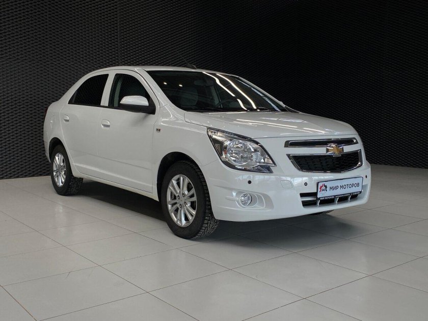 Шевроле кобальт белый
