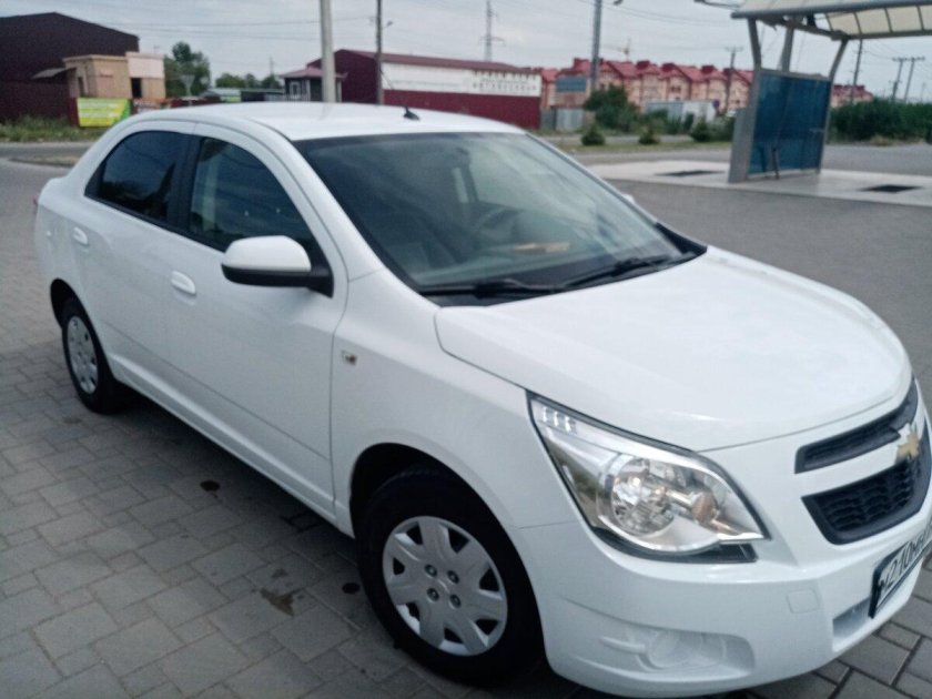 Шевроле кобальт белый