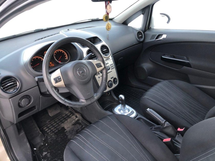 Опель Корса 2007 салон