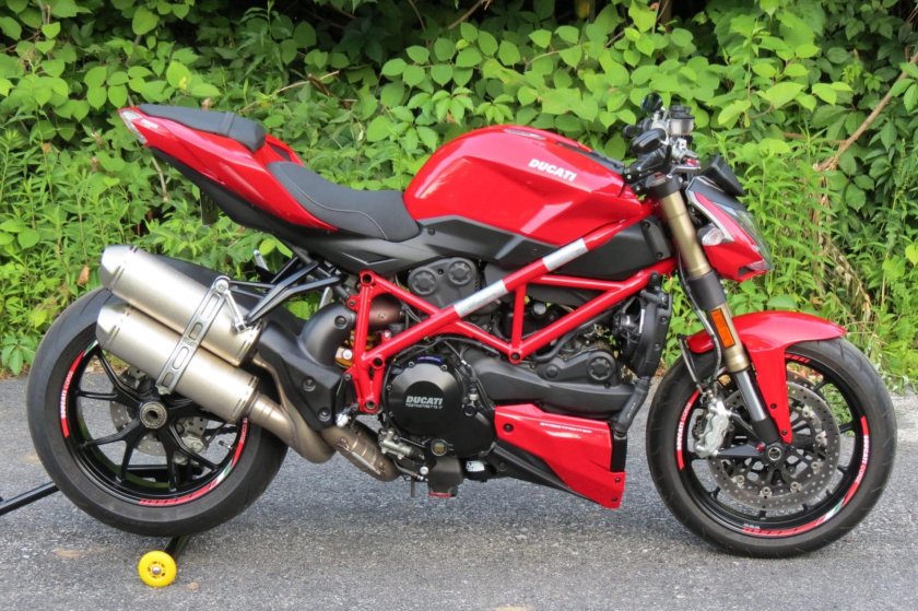 Ducati стритфайтер