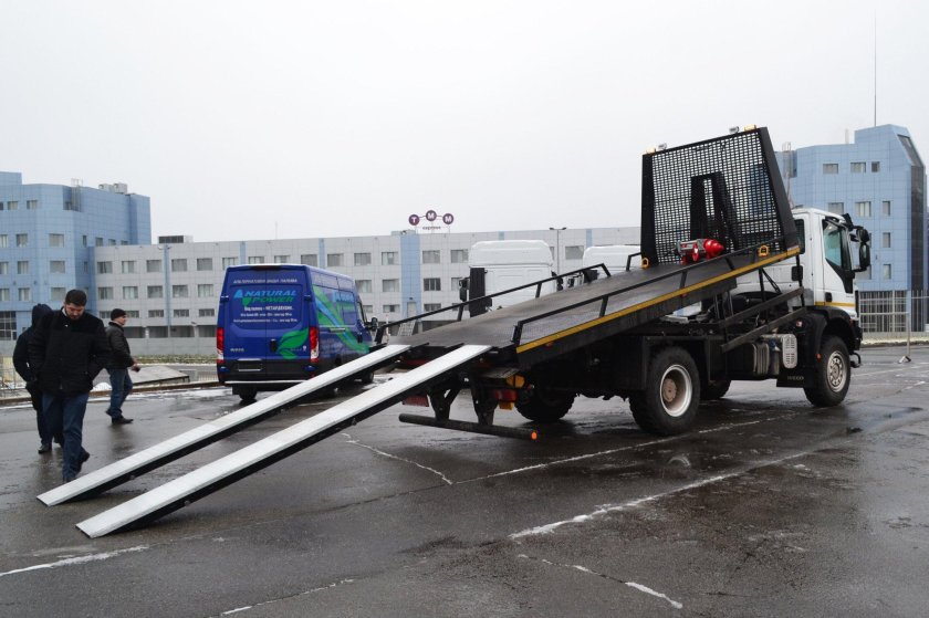 Ивеко Дейли эвакуатор со сдвижной платформой