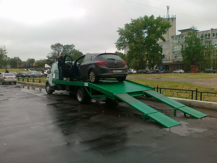 Эвакуатор с ломаной платформой Валдай-7