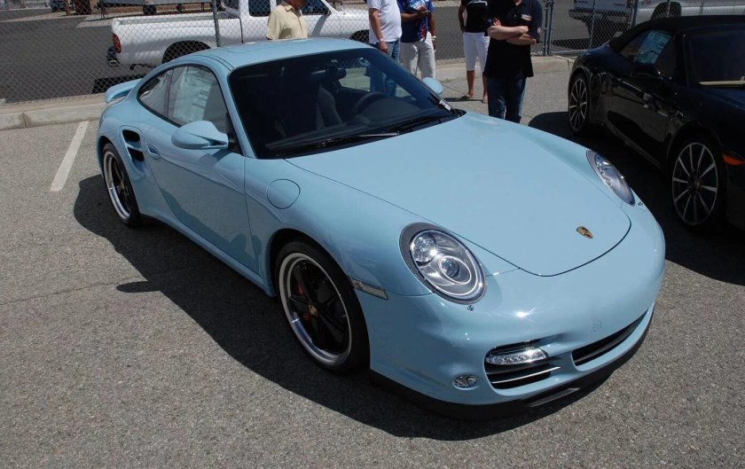 Небесно голубой Порше 911