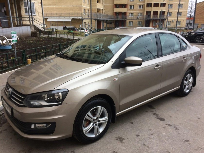 Фольксваген поло бежевый Титаниум