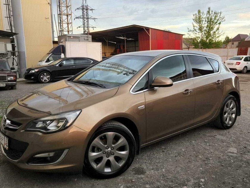 Опель Астра золотистый